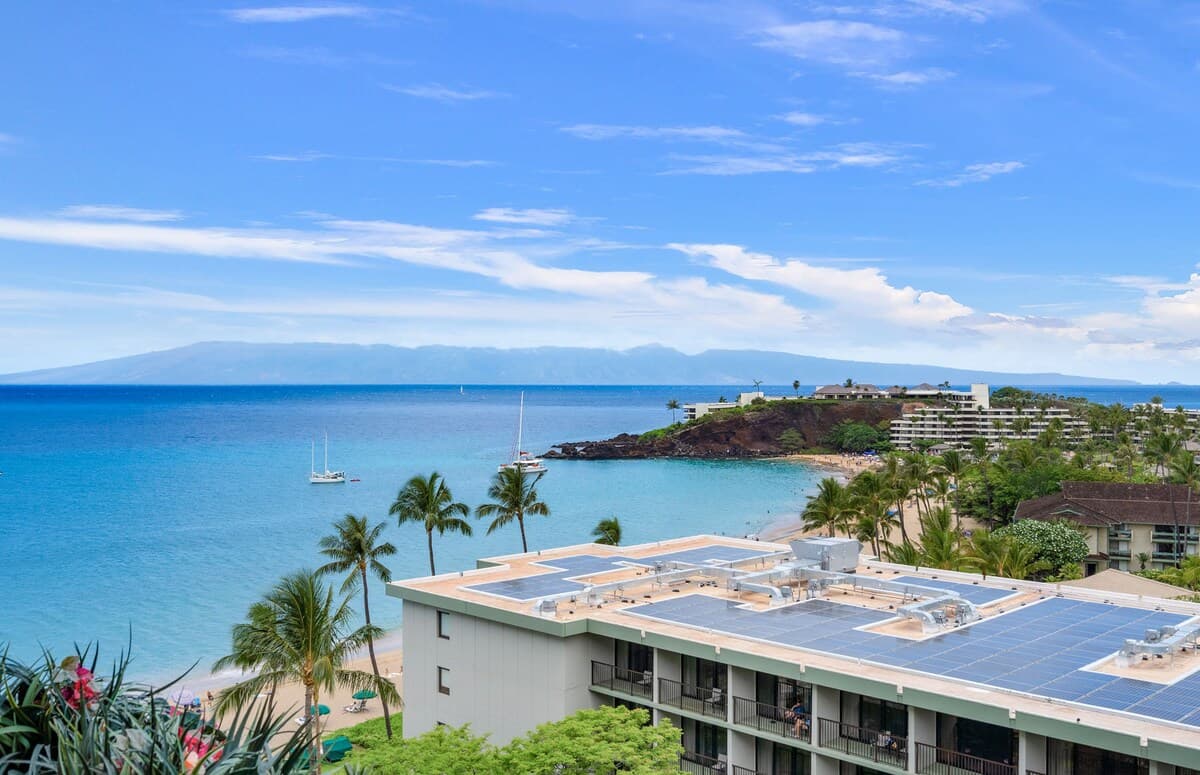 Condo in Lahaina · ★4.88 · 1 bedroom · 2 beds · 1 bath - Photo 3