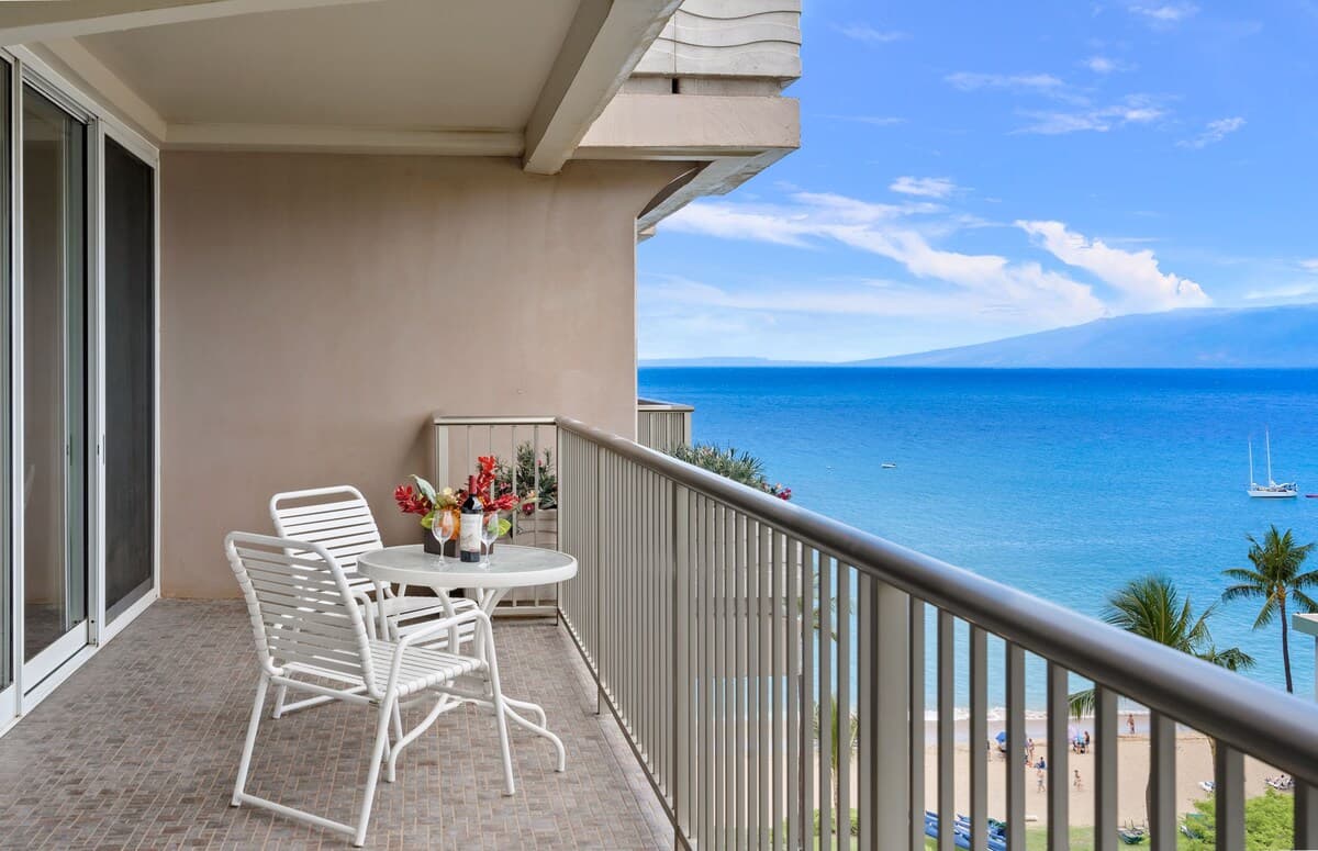 Condo in Lahaina · ★4.88 · 1 bedroom · 2 beds · 1 bath - Photo 2