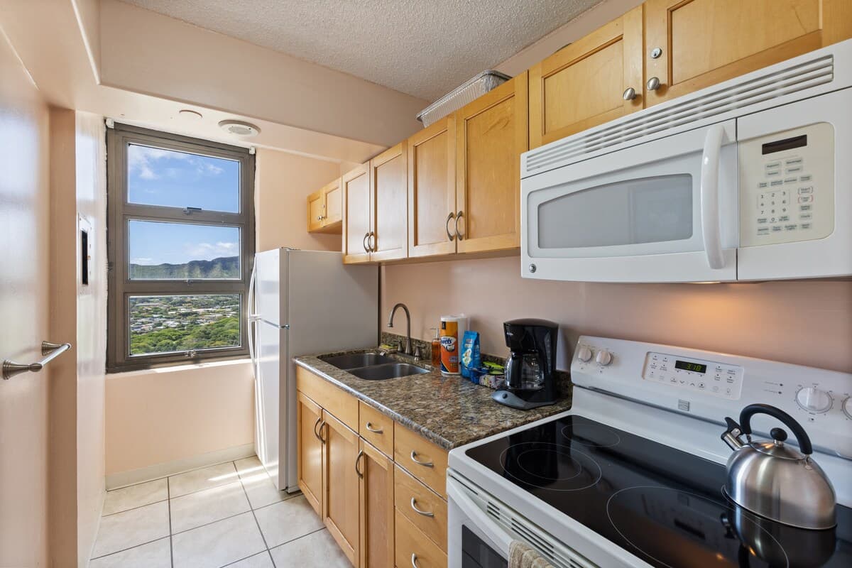 Condo in Honolulu · ★4.17 · 1 bedroom · 3 beds · 1 private bath - Photo 4