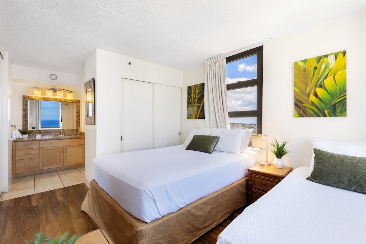 Condo in Honolulu · ★4.17 · 1 bedroom · 3 beds · 1 private bath - Photo 5
