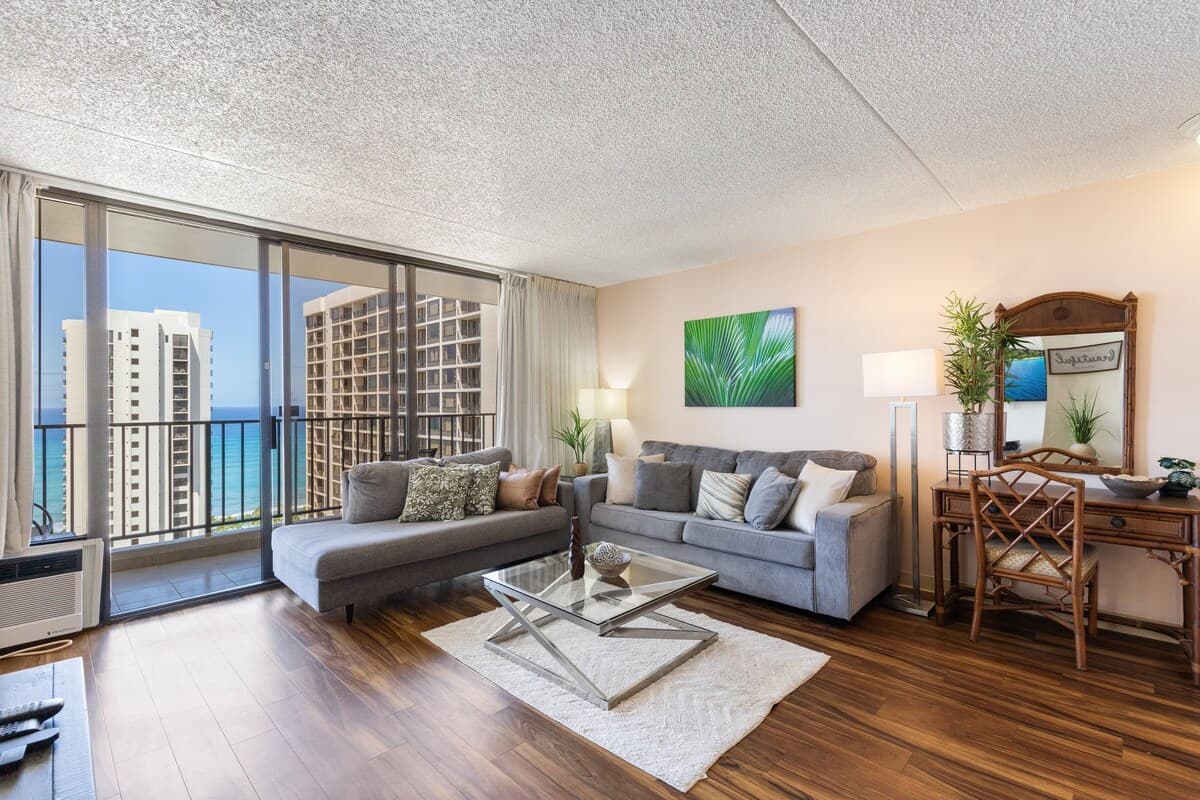 Condo in Honolulu · ★4.17 · 1 bedroom · 3 beds · 1 private bath - Photo 2
