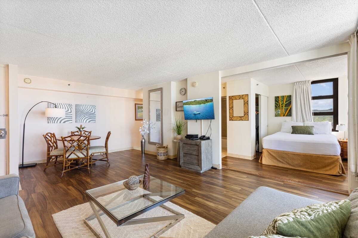 Condo in Honolulu · ★4.17 · 1 bedroom · 3 beds · 1 private bath - Photo 3