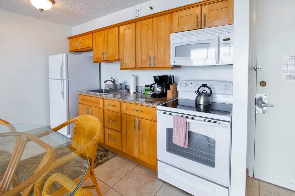 Condo in Honolulu · ★4.0 · 1 bedroom · 2 beds · 1 private bath - Photo 3