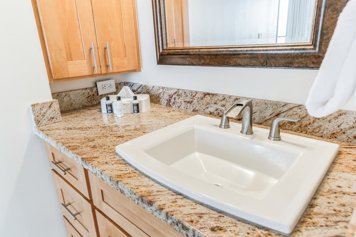 Condo in Honolulu · ★4.0 · 1 bedroom · 2 beds · 1 private bath - Photo 5