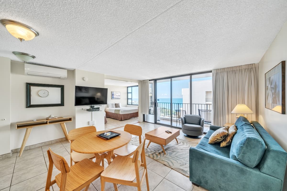 Condo in Honolulu · ★4.0 · 1 bedroom · 2 beds · 1 private bath - Photo 4