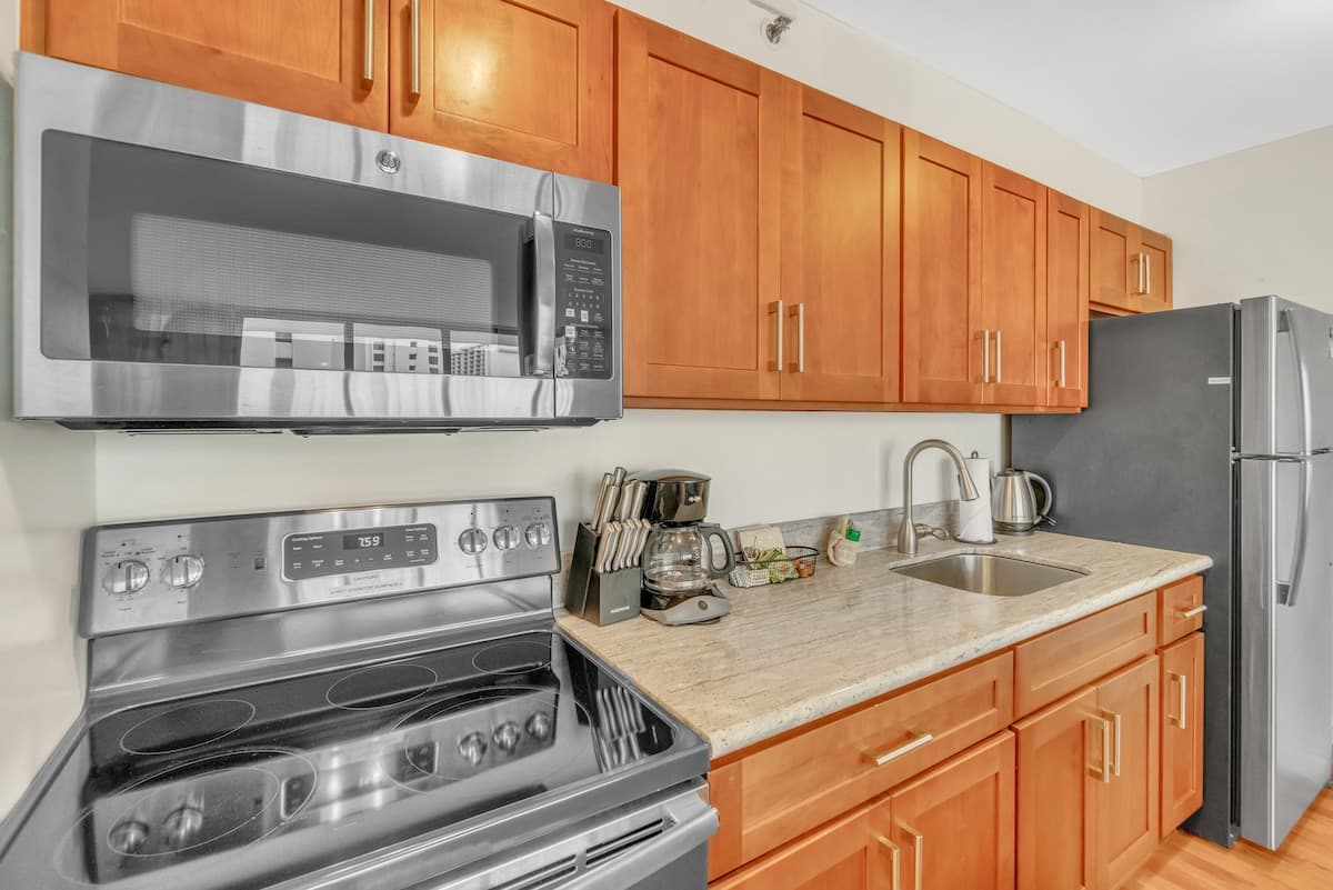 Condo in Honolulu · ★4.18 · 1 bedroom · 4 beds · 1 private bath - Photo 1