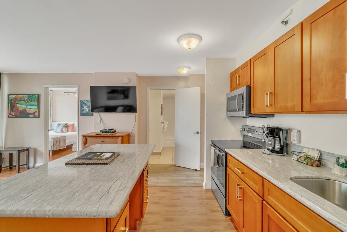 Condo in Honolulu · ★4.18 · 1 bedroom · 4 beds · 1 private bath - Photo 4