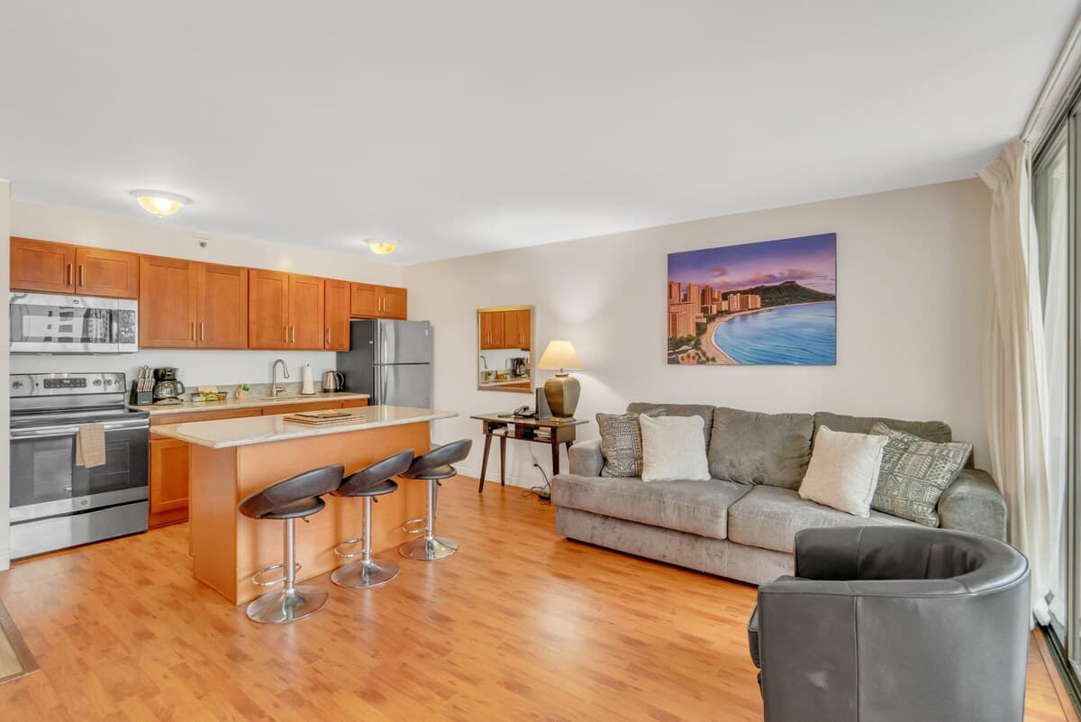 Condo in Honolulu · ★4.18 · 1 bedroom · 4 beds · 1 private bath - Photo 3