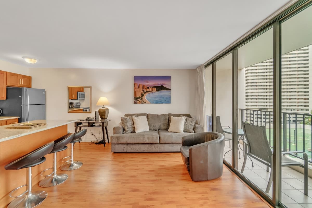 Condo in Honolulu · ★4.18 · 1 bedroom · 4 beds · 1 private bath - Photo 5