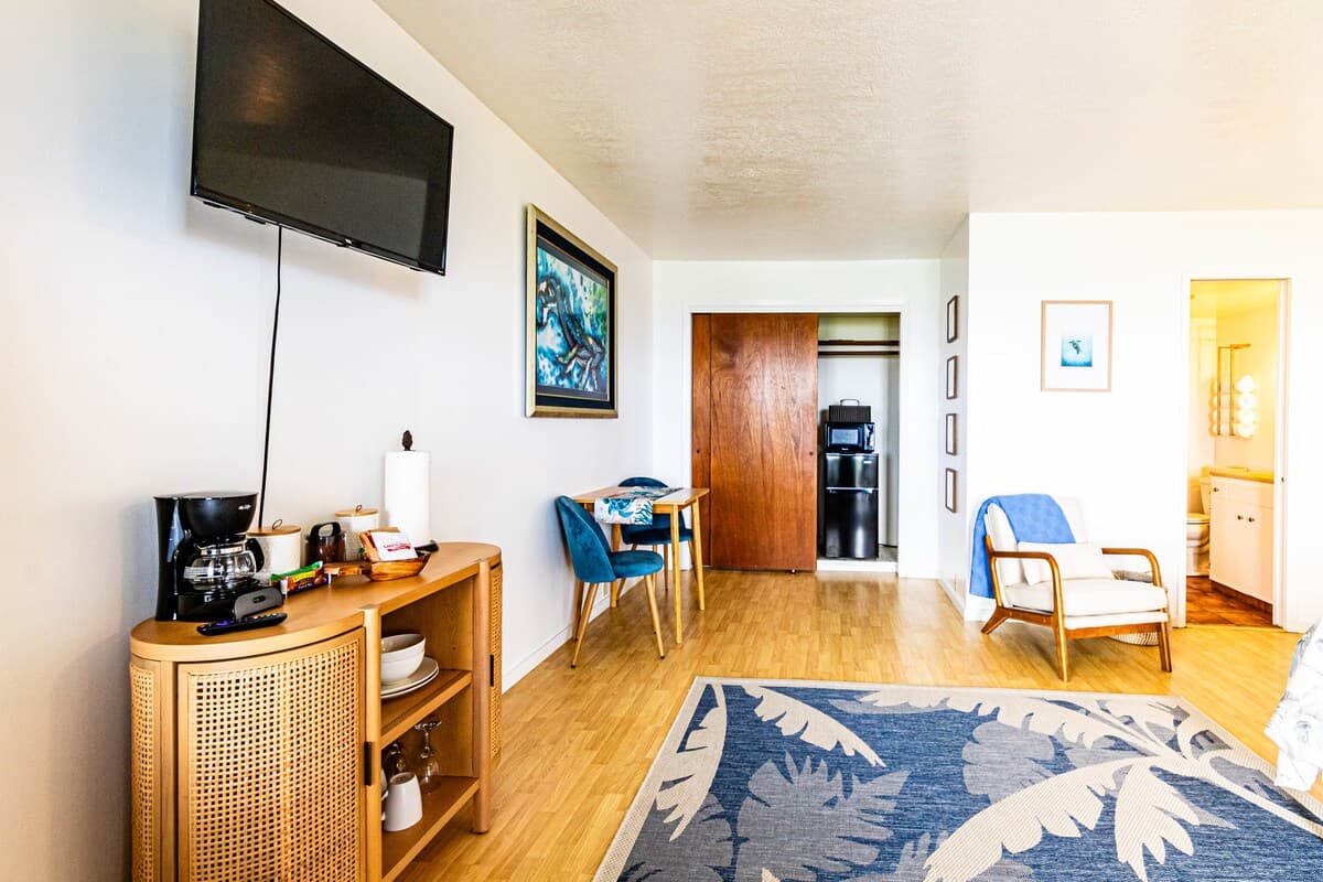Hale Kai Moana Room Hilo Oceanfront w/Pool - Photo 4