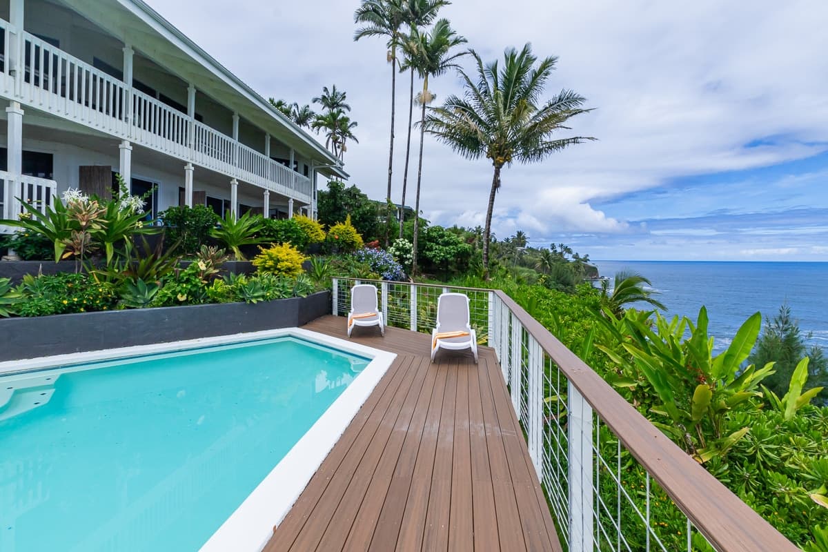 Hale Kai Bamboo Room Hilo Oceanfront w/Pool - Photo 3