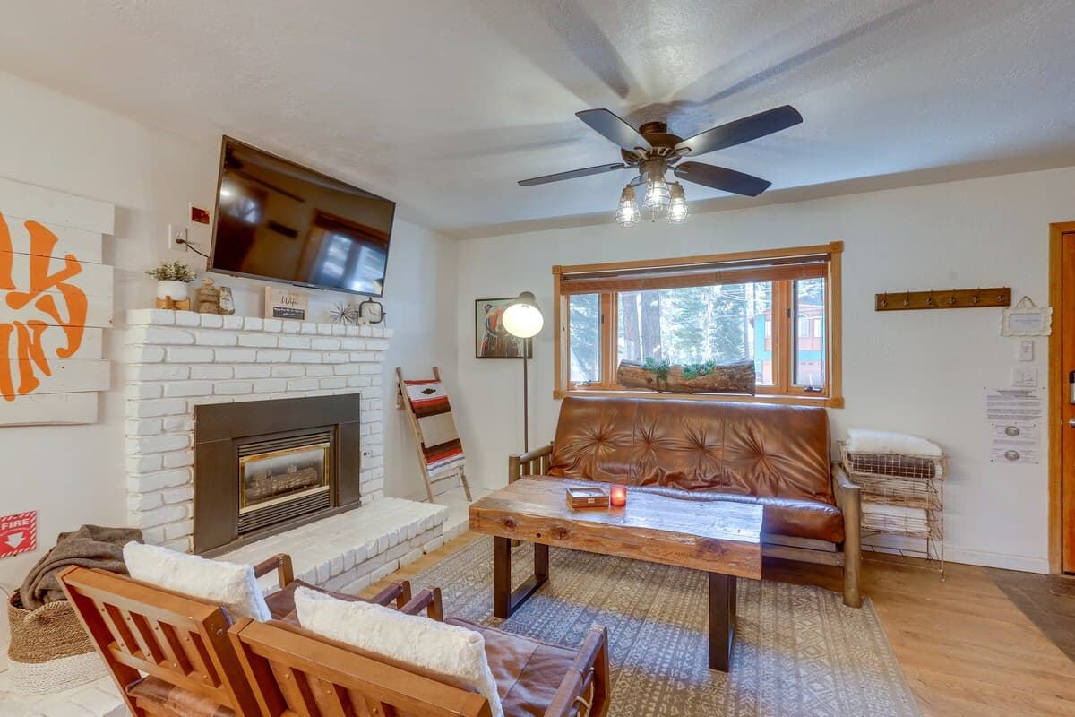 Cozy Cabin w/ Gas Fireplace, 8 Mi to Heavenly - Photo 3