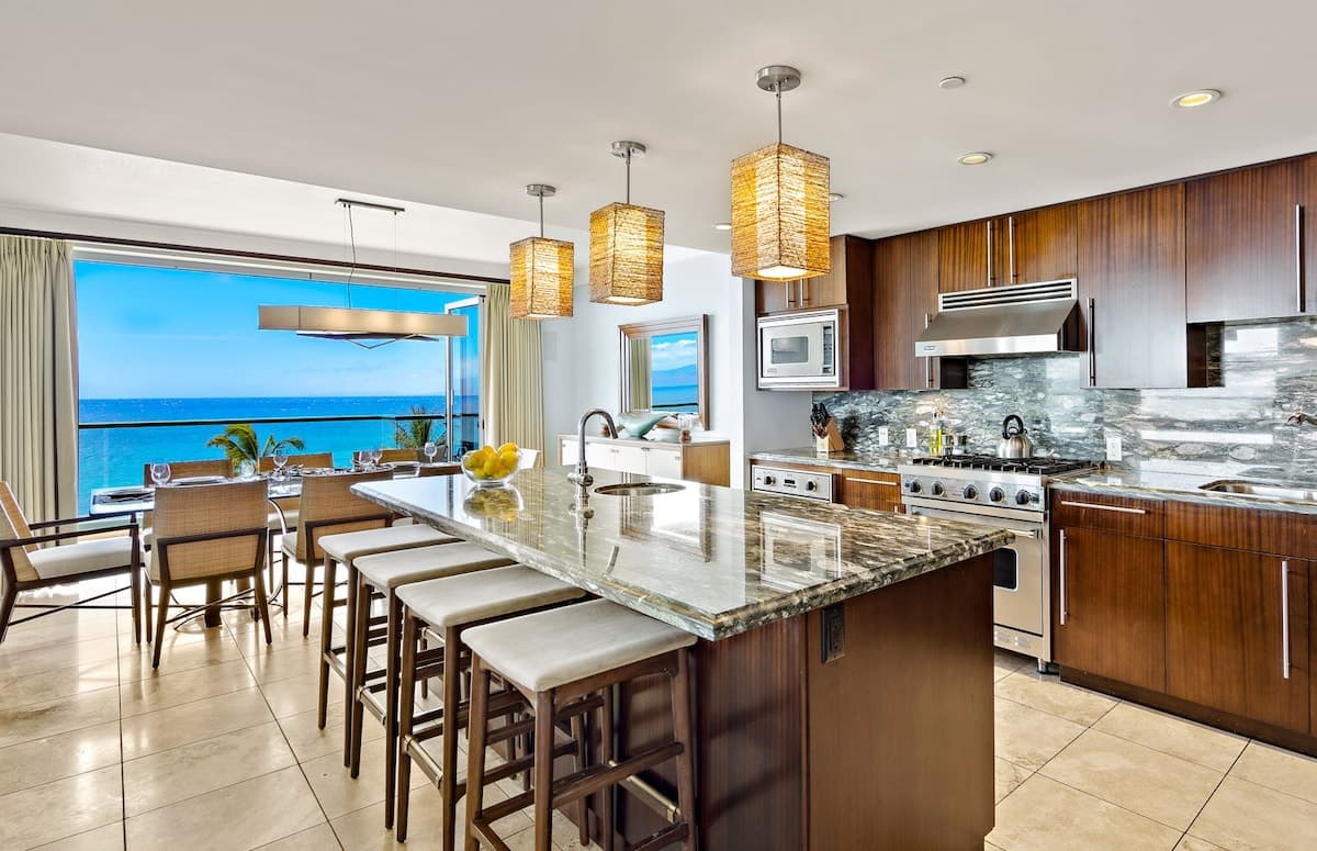 Condo in Lahaina · ★5.0 · 3 bedrooms · 4 beds · 3 baths - Photo 4
