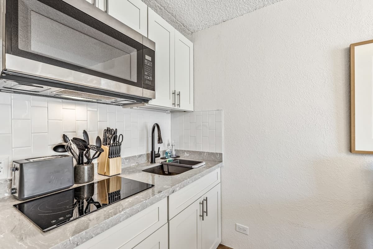 Condo in Honolulu · ★4.79 · 1 bedroom · 2 beds · 1 private bath - Photo 2
