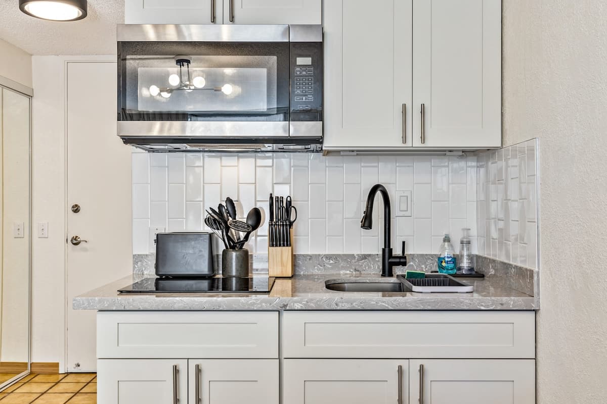 Condo in Honolulu · ★4.79 · 1 bedroom · 2 beds · 1 private bath - Photo 4