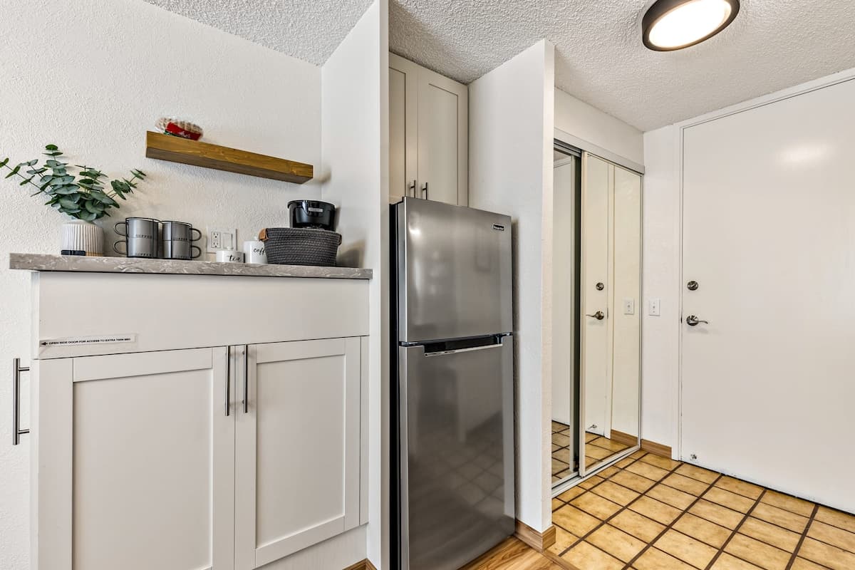 Condo in Honolulu · ★4.79 · 1 bedroom · 2 beds · 1 private bath - Photo 3