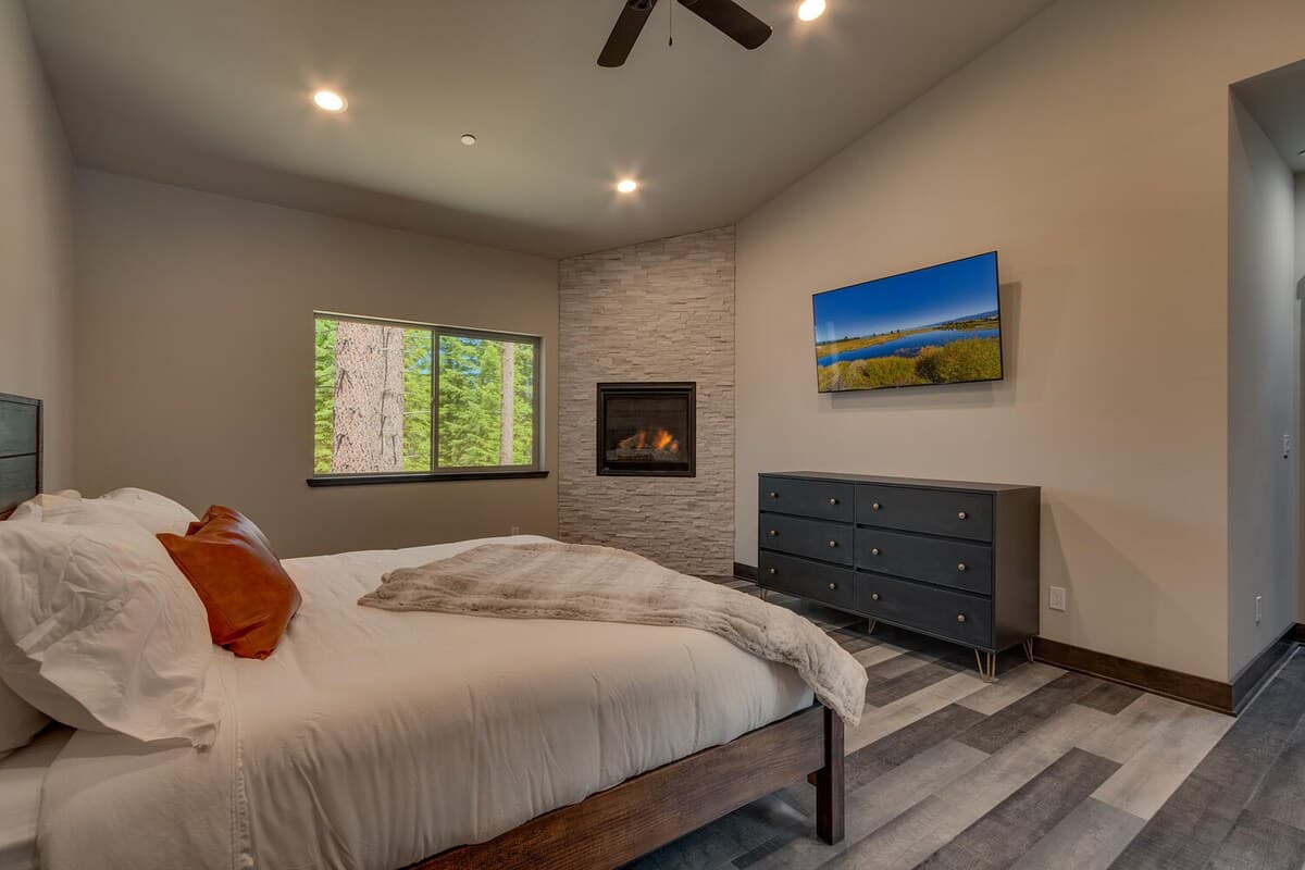 Cozy Tahoe Retreat with Hot Tub & Arcade Bar - Photo 4