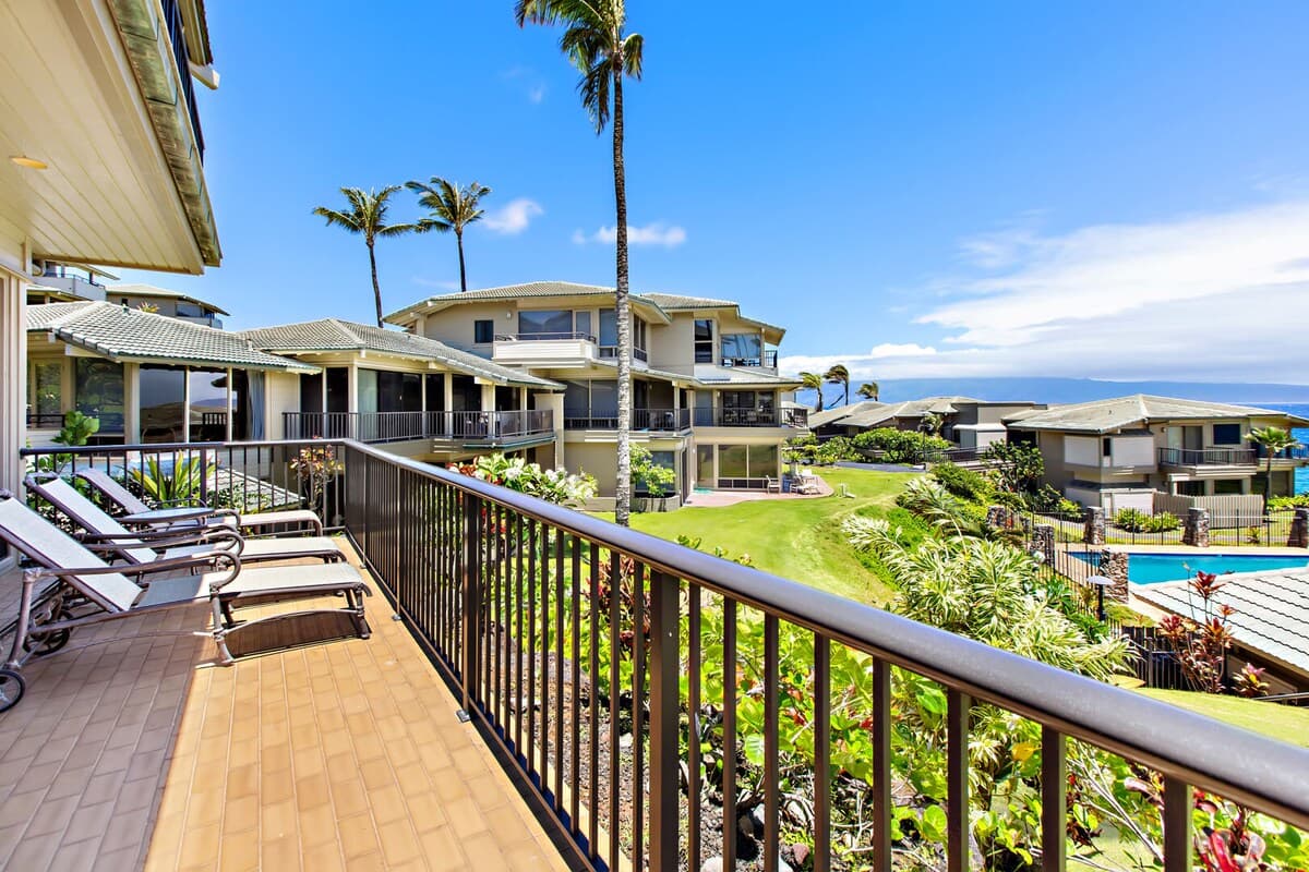 Condo in Lahaina · ★4.85 · 1 bedroom · 2 beds · 2 baths - Photo 3