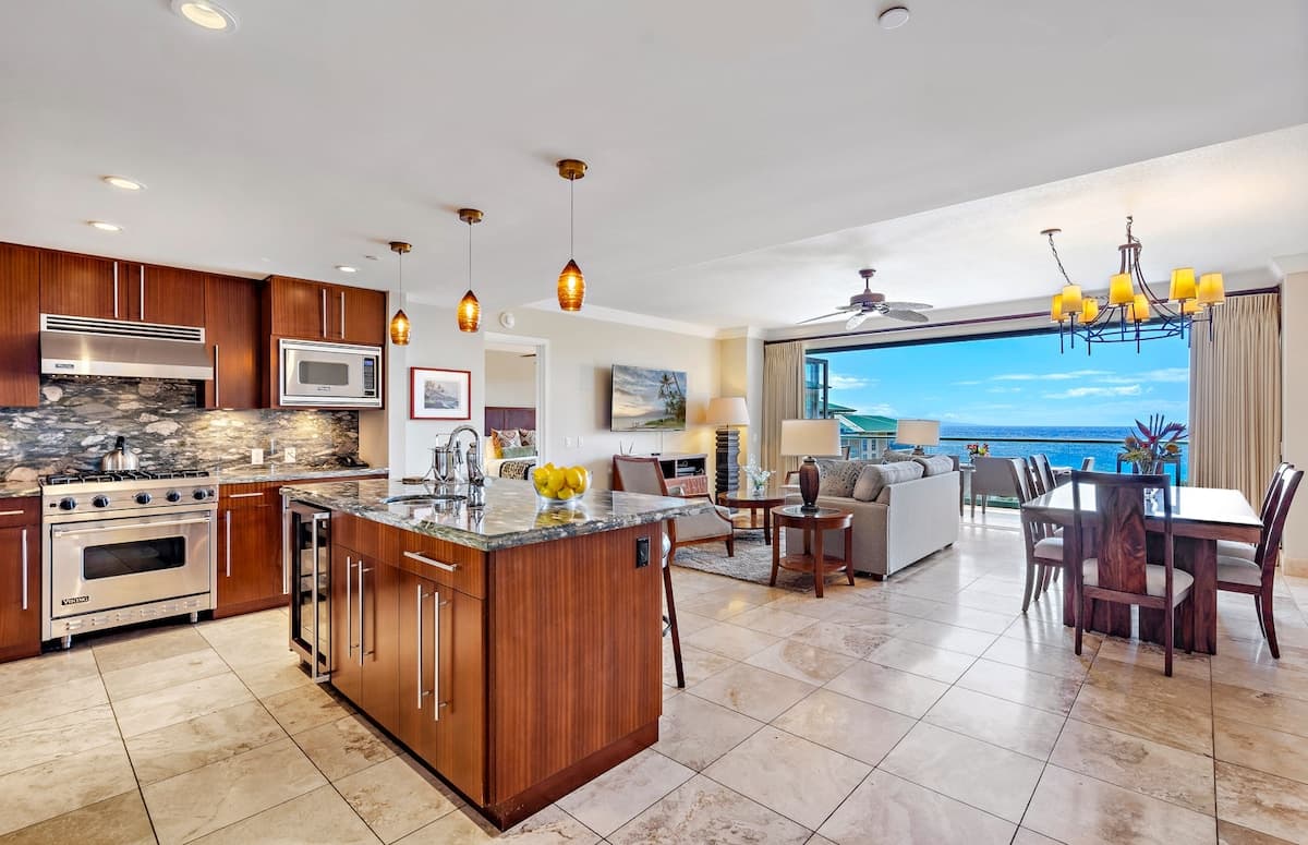 Condo in Lahaina · ★4.5 · 3 bedrooms · 4 beds · 3 baths - Photo 2