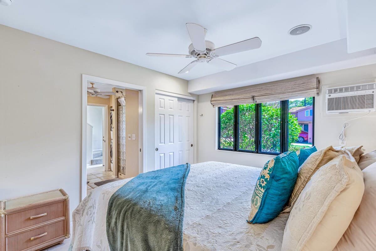Townhouse in Lahaina · ★4.33 · 1 bedroom · 1 bed · 1 private bath - Photo 3