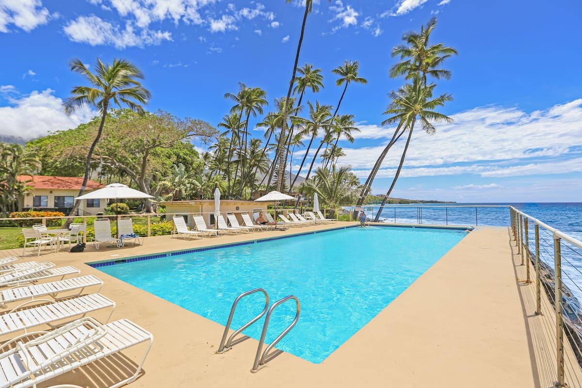 Townhouse in Lahaina · ★4.33 · 1 bedroom · 1 bed · 1 private bath - Photo 2
