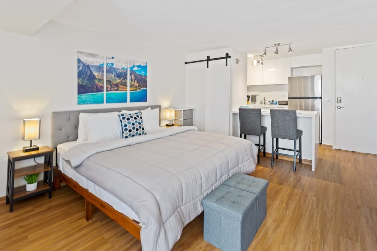 Condo in Honolulu · ★4.89 · 1 bedroom · 1 bed · 1 private bath - Photo 1