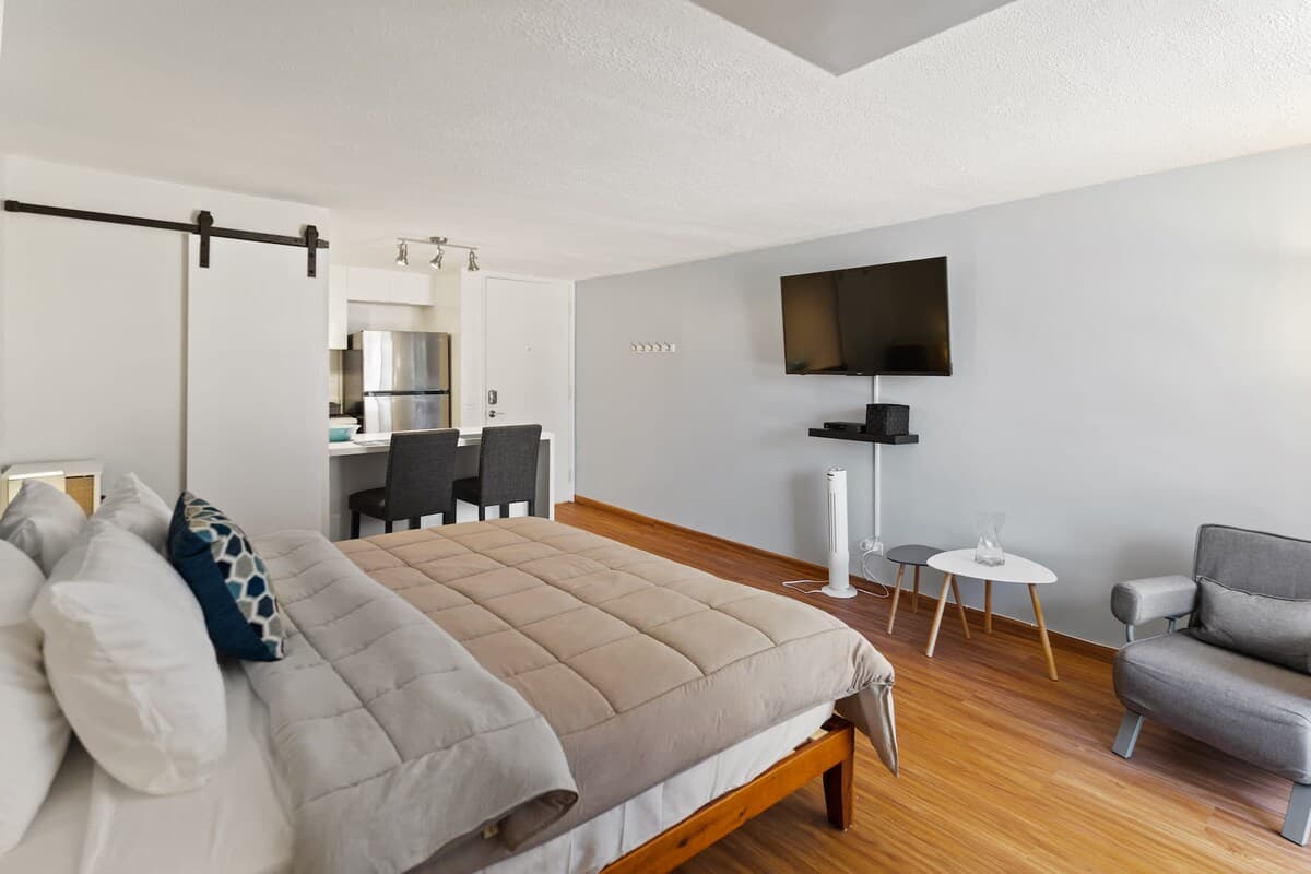 Condo in Honolulu · ★4.89 · 1 bedroom · 1 bed · 1 private bath - Photo 5