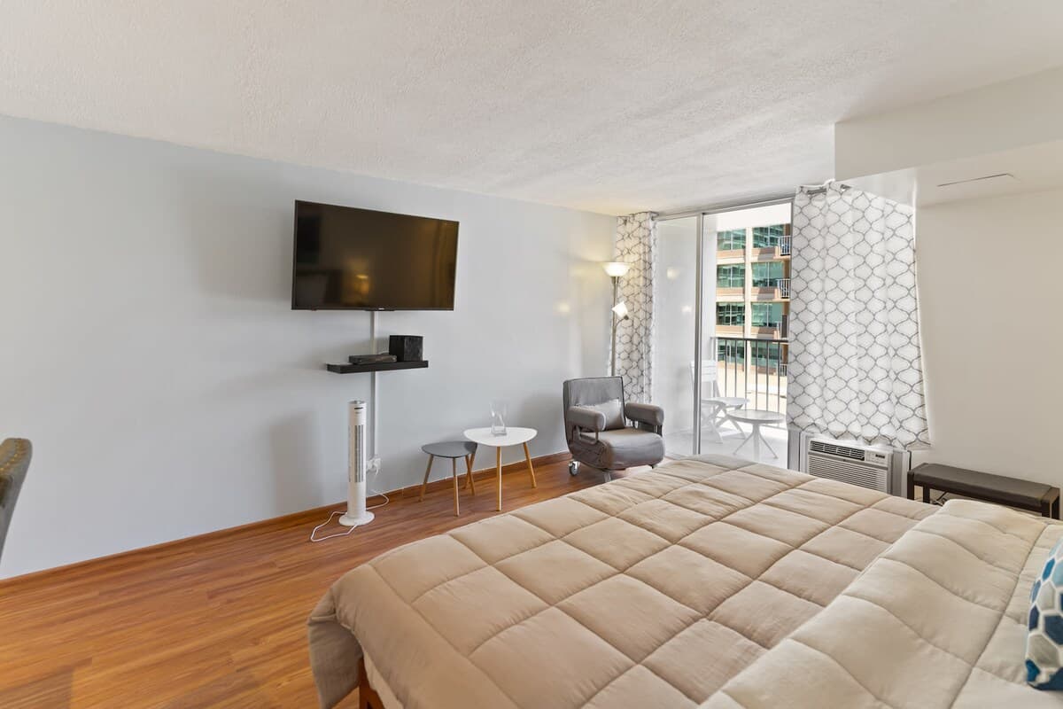 Condo in Honolulu · ★4.89 · 1 bedroom · 1 bed · 1 private bath - Photo 4