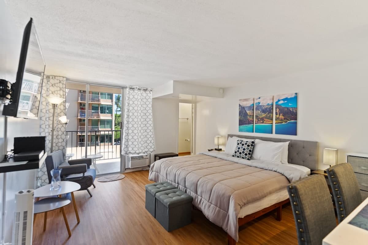 Condo in Honolulu · ★4.89 · 1 bedroom · 1 bed · 1 private bath - Photo 2