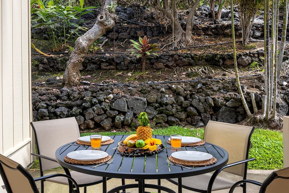 Condo in Kailua-Kona · ★4.53 · 3 bedrooms · 5 beds · 2 private baths - Photo 3