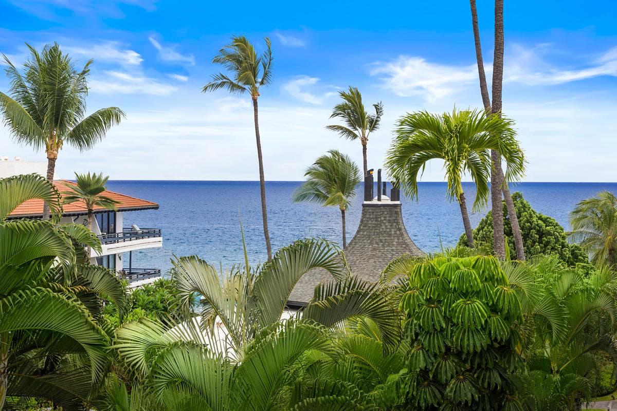 Condo in Kailua-Kona · ★4.65 · 1 bedroom · 2 beds · 1 private bath - Photo 2