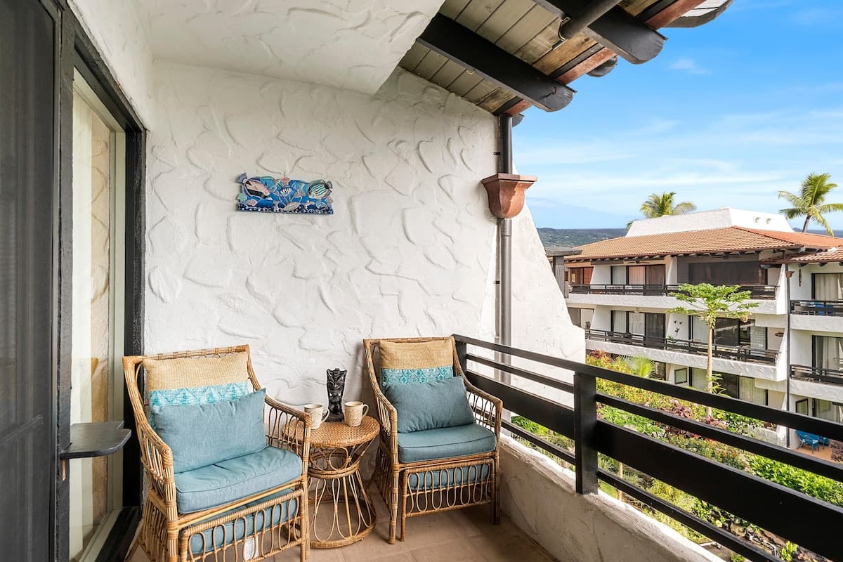 Condo in Kailua-Kona · ★4.65 · 1 bedroom · 2 beds · 1 private bath - Photo 4