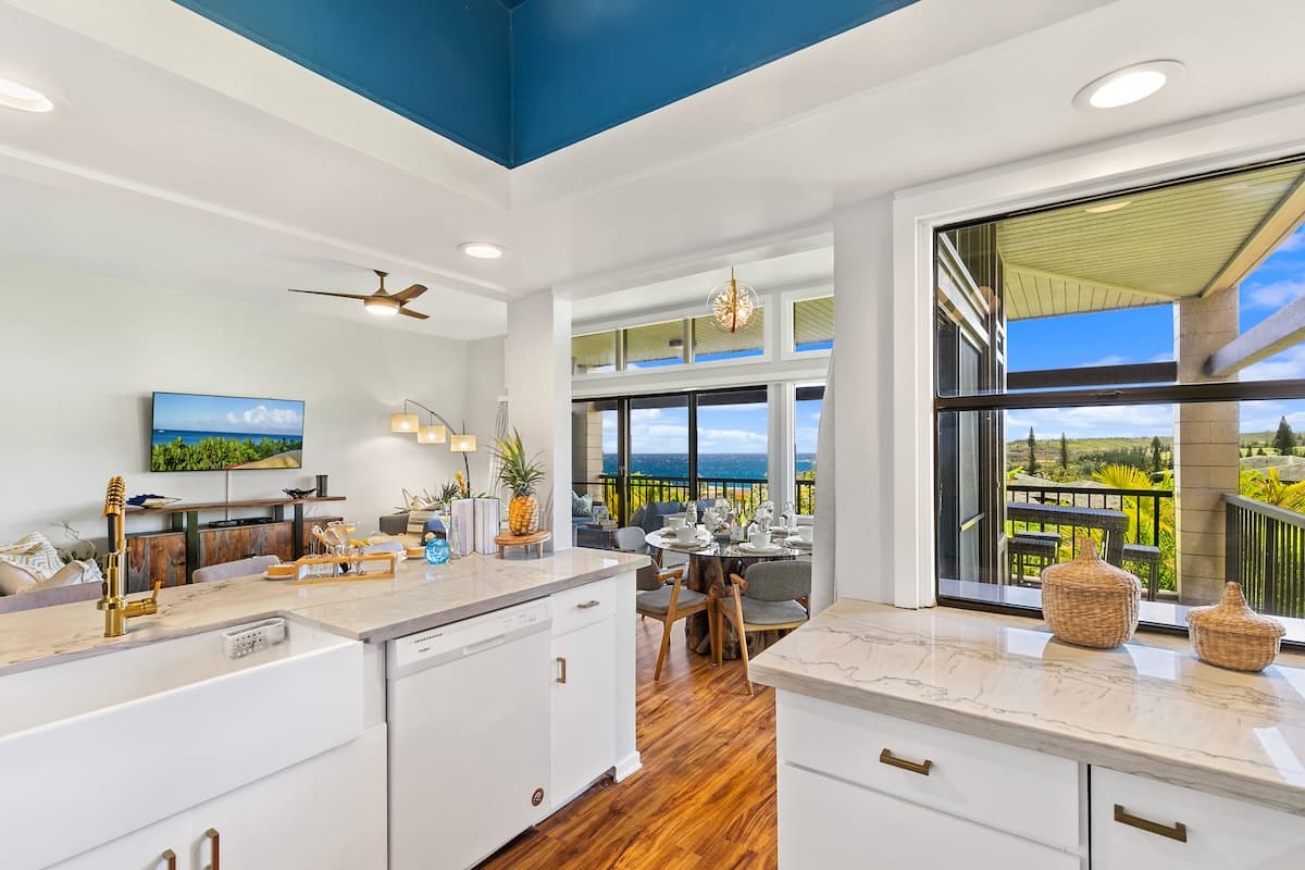Condo in Lahaina · ★4.92 · 2 bedrooms · 4 beds · 3 baths - Photo 5
