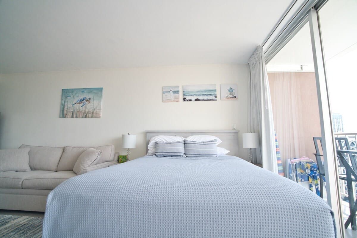 Comfy Studio in Heart of Waikiki with parking - Photo 2