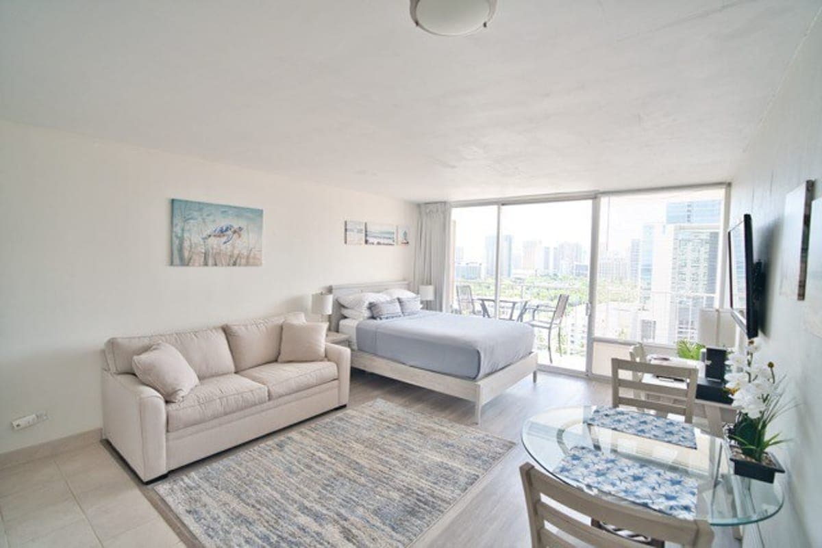 Comfy Studio in Heart of Waikiki with parking - Photo 1