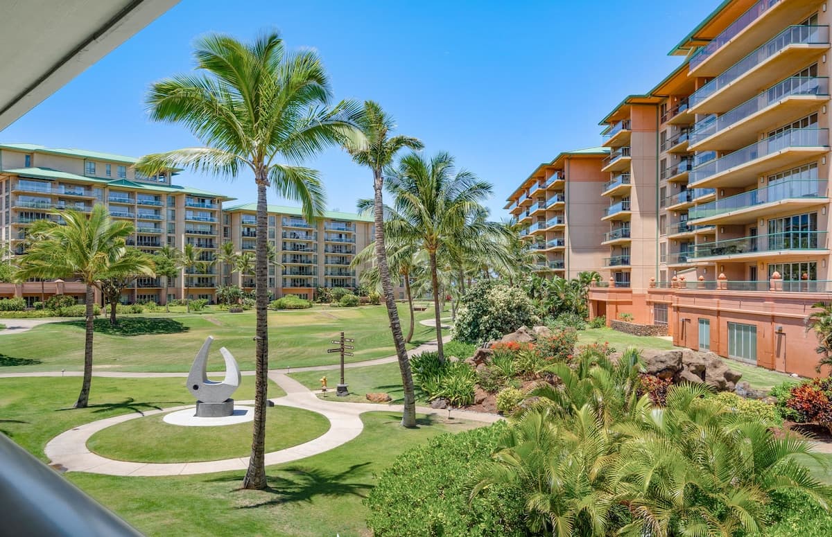 Condo in Lahaina · ★4.94 · 3 bedrooms · 4 beds · 3 baths - Photo 3