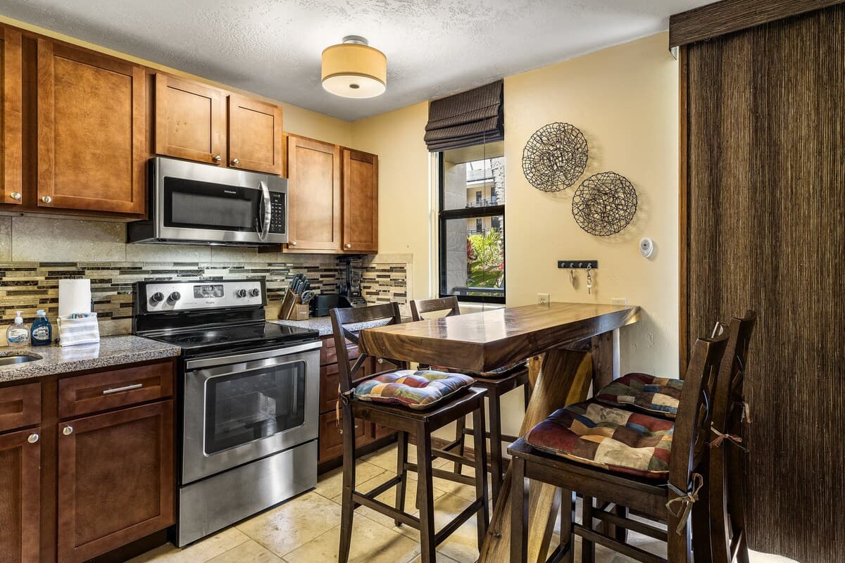 Condo in Kailua-Kona · ★4.43 · 1 bedroom · 2 beds · 1 bath - Photo 4