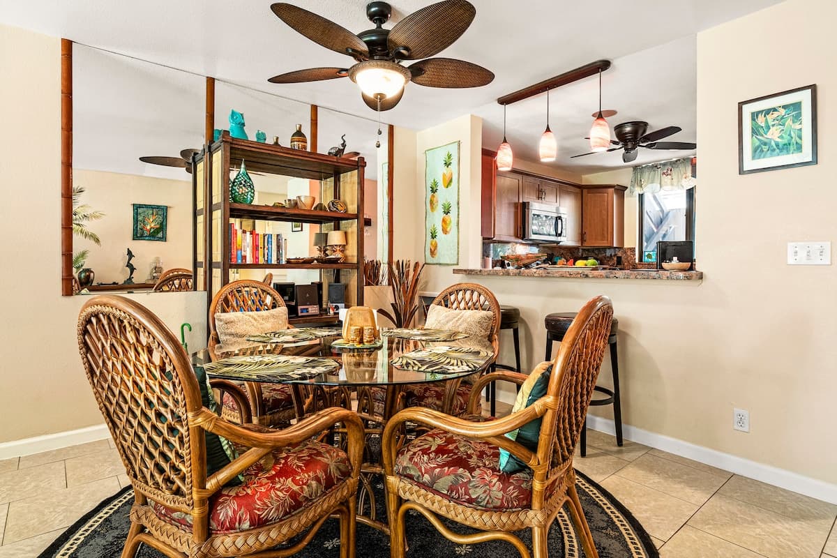 Condo in Kailua-Kona · ★4.7 · 2 bedrooms · 3 beds · 2 shared baths - Photo 4