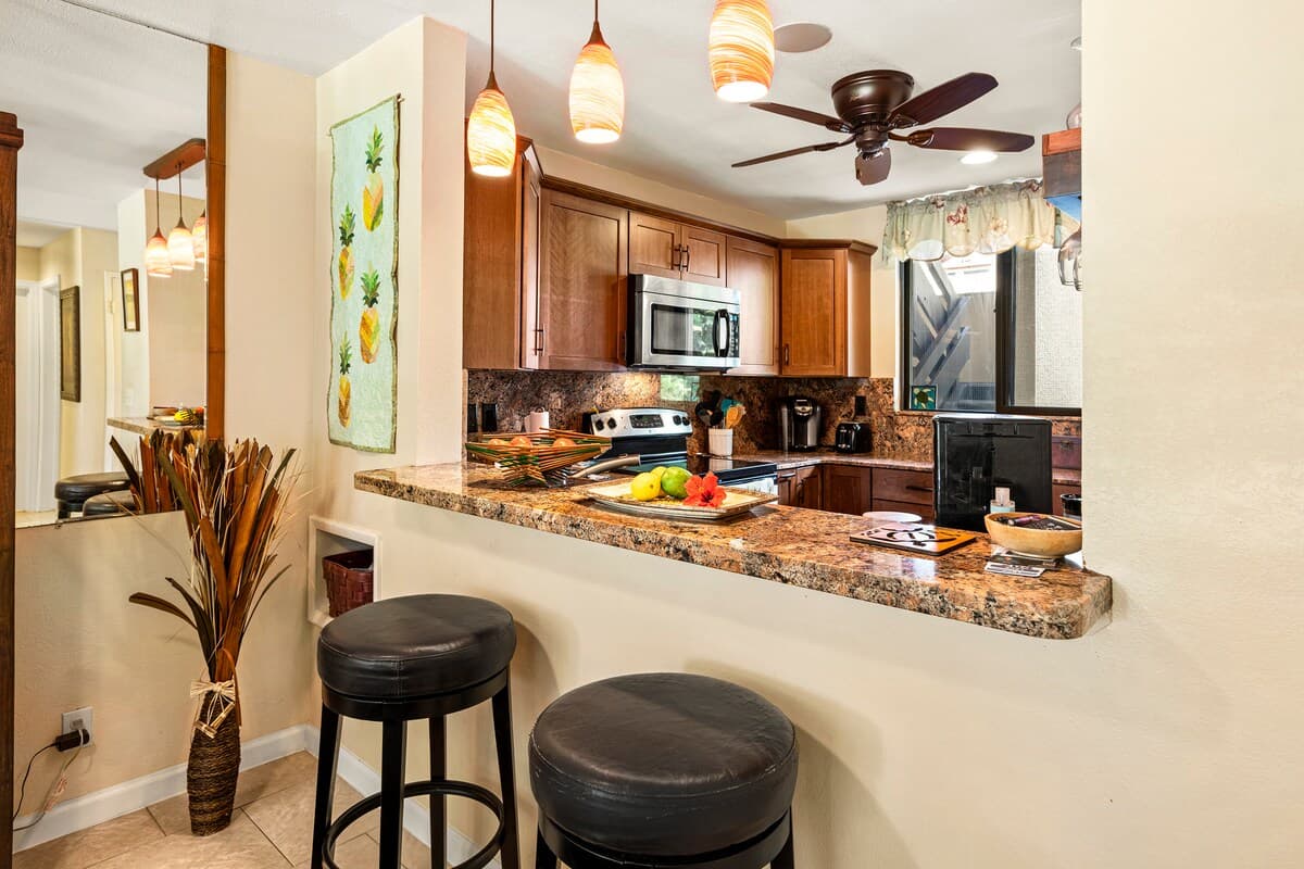 Condo in Kailua-Kona · ★4.7 · 2 bedrooms · 3 beds · 2 shared baths - Photo 3