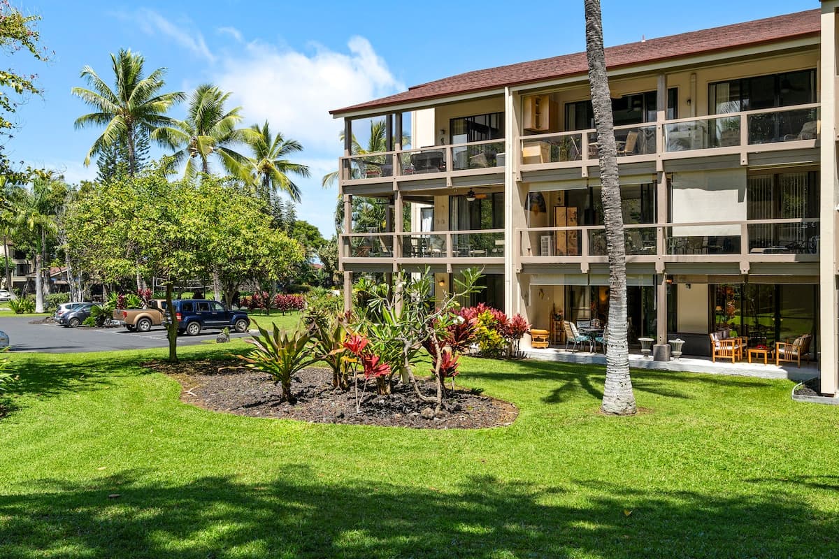Condo in Kailua-Kona · ★4.7 · 2 bedrooms · 3 beds · 2 shared baths - Photo 5