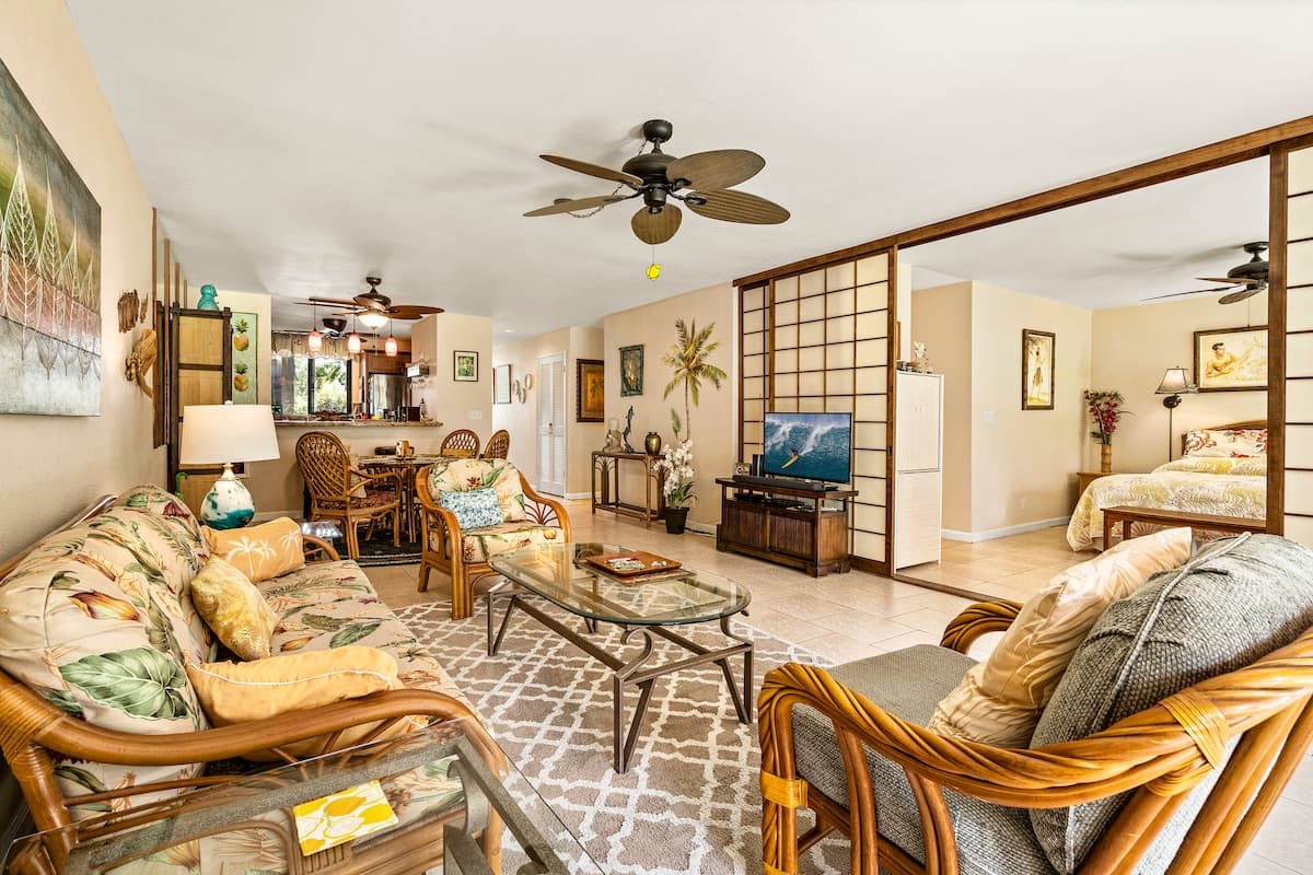 Condo in Kailua-Kona · ★4.7 · 2 bedrooms · 3 beds · 2 shared baths - Photo 2