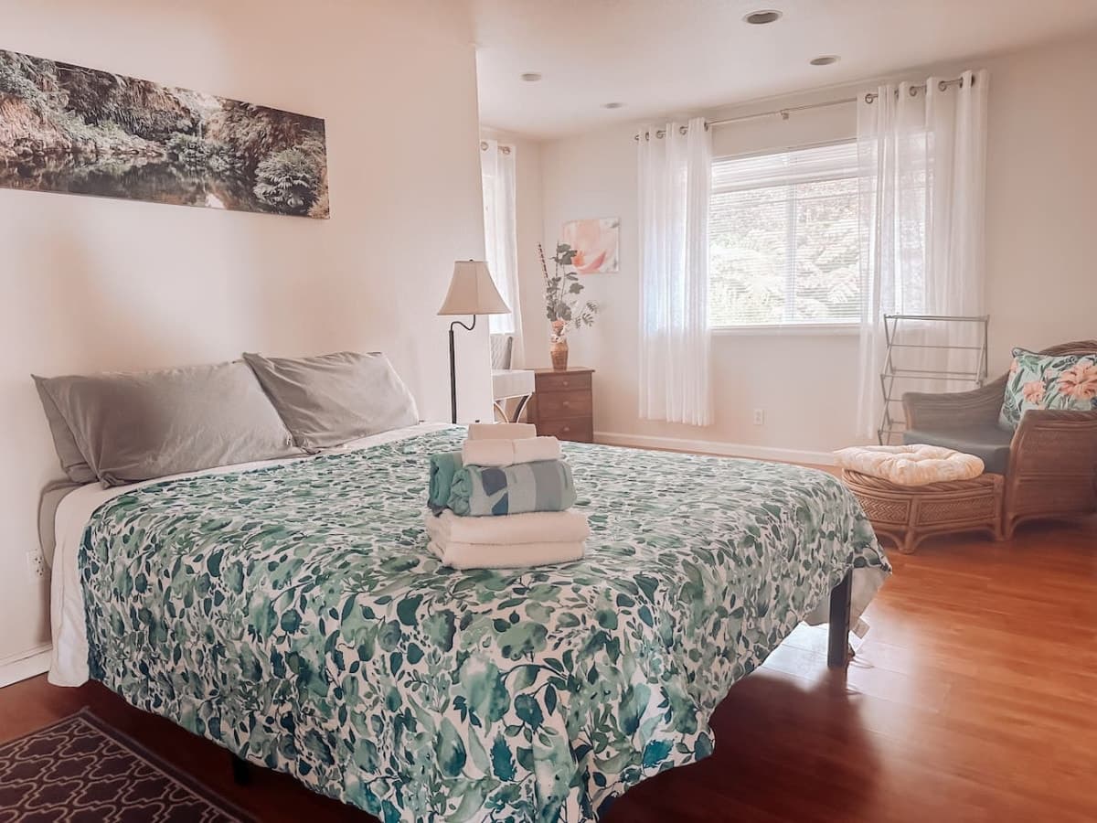 Home in Kailua-Kona · ★4.89 · 3 bedrooms · 5 beds · 1.5 baths - Photo 3