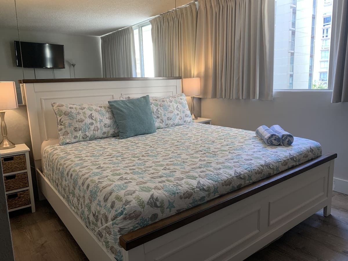 Condo in Honolulu · ★4.64 · 1 bedroom · 1 bed · 1 private bath - Photo 1