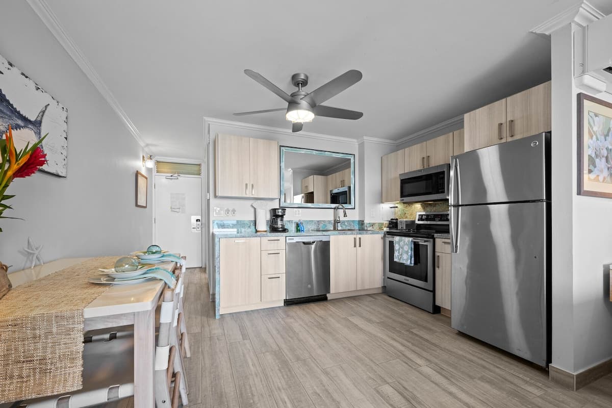 Condo in Lahaina · ★4.8 · Studio · 2 beds · 1 bath - Photo 2