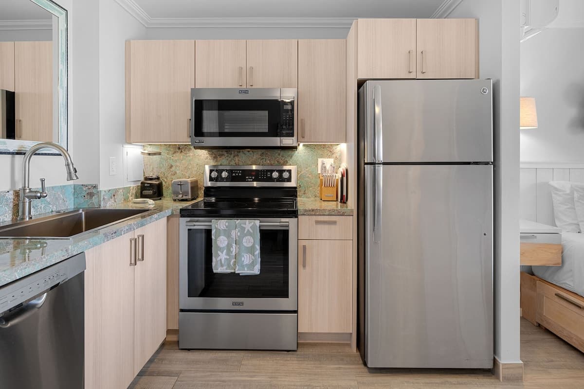 Condo in Lahaina · ★4.8 · Studio · 2 beds · 1 bath - Photo 4