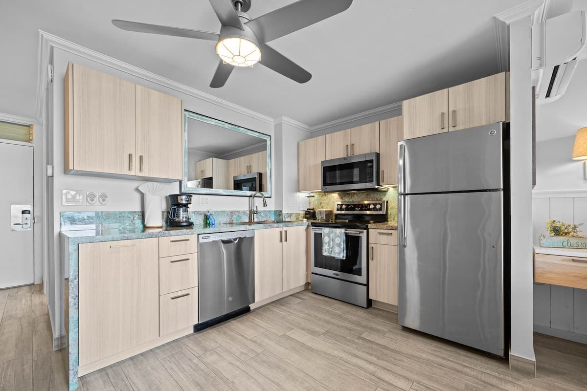 Condo in Lahaina · ★4.8 · Studio · 2 beds · 1 bath - Photo 3