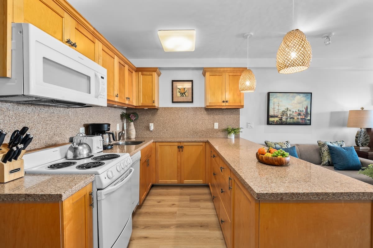 Condo in Lahaina · ★4.83 · 1 bedroom · 1 bed · 1 private bath - Photo 4