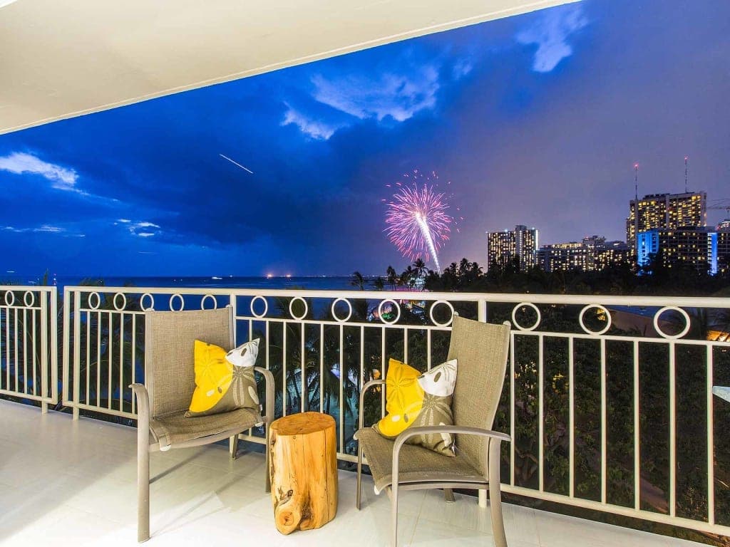 Condo in Honolulu · ★4.54 · 2 bedrooms · 3 beds · 2 shared baths - Photo 1