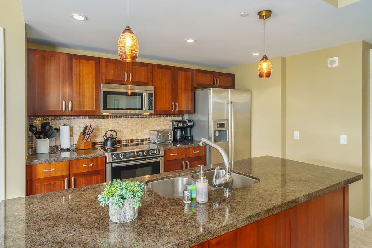 Condo in Lahaina · ★4.82 · 2 bedrooms · 3 beds · 2 baths - Photo 4