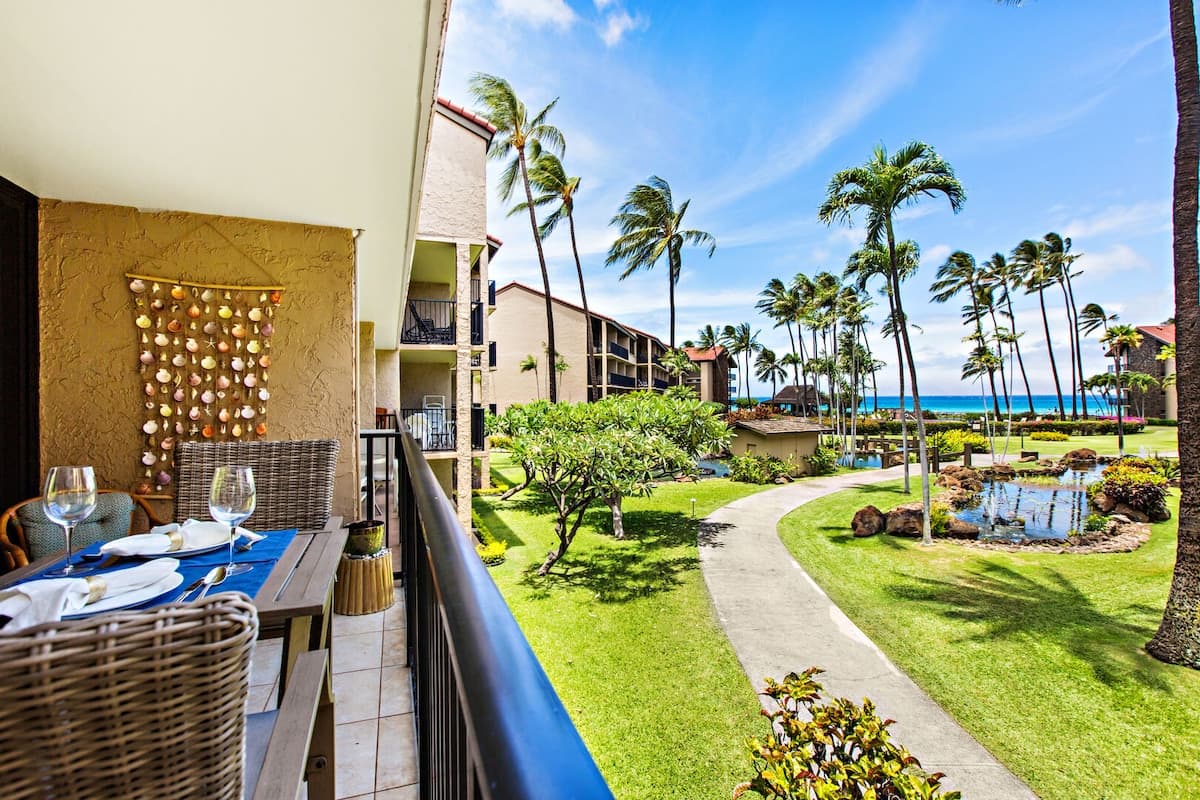 Condo in Lahaina · ★4.8 · 1 bedroom · 2 beds · 1 bath - Photo 1